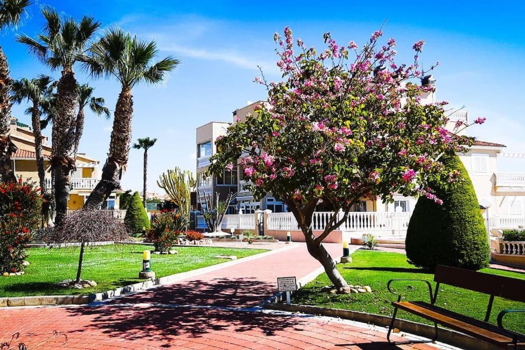 אוריהואלה Apartament Z Duzym Tarasem Na Pieknym Osiedlu מראה חיצוני תמונה