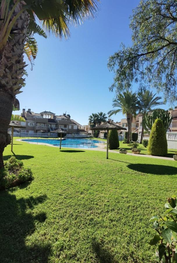 אוריהואלה Apartament Z Duzym Tarasem Na Pieknym Osiedlu מראה חיצוני תמונה